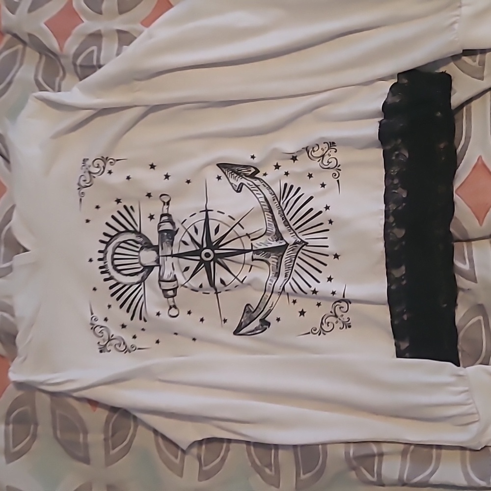 Hooded anchor tee size M